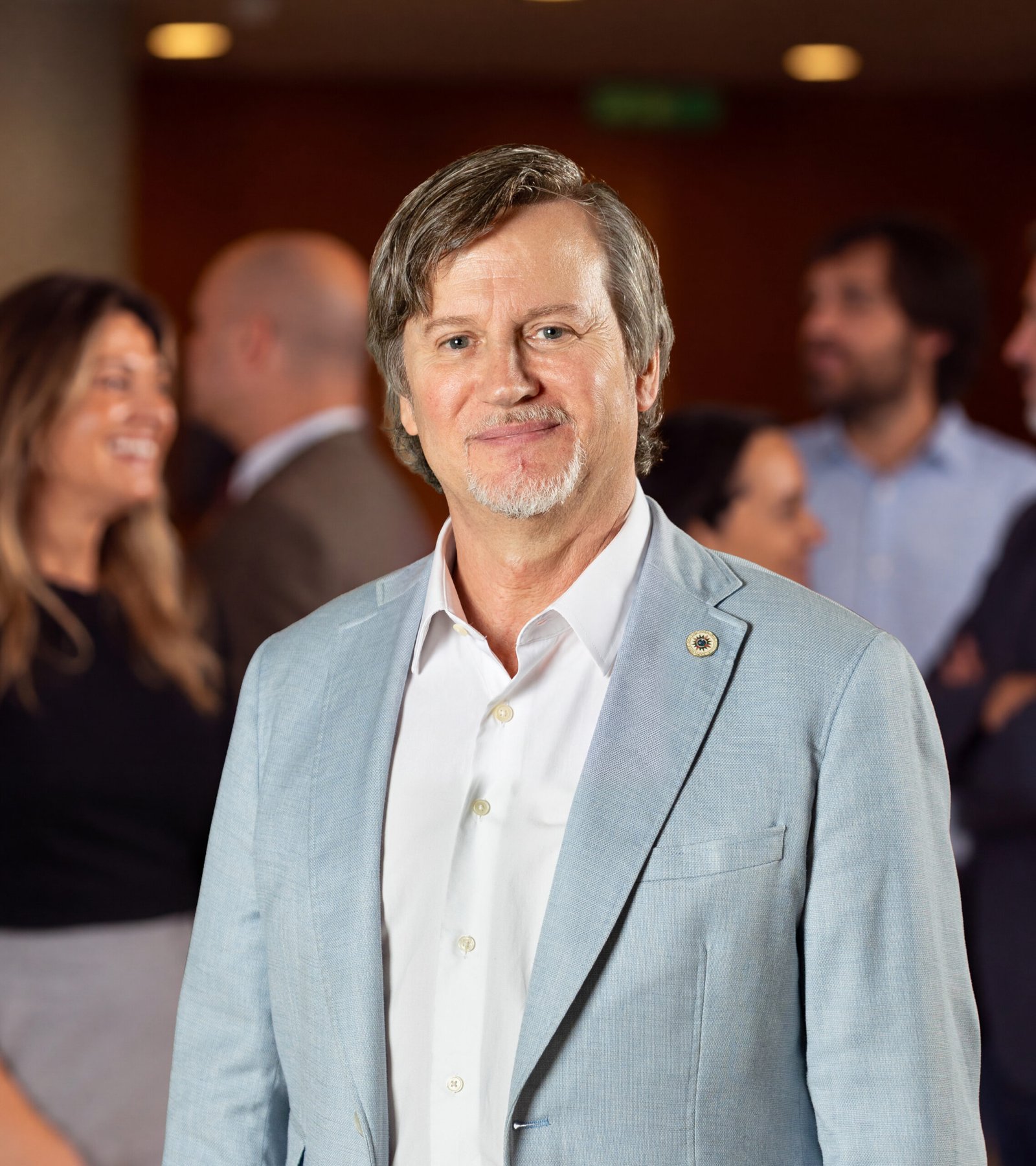 Miguel Ángel Santed, con chaqueta azul clara y camisa blanca